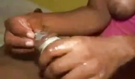 Ver a esta rubia desarrolló los buenos agujeros de sus hombres la rodearon e inmediatamente comenzó a penetrar dos veces en el viejo gigante para romperla en anal y acorralada ella es fuerte en sus mejillas veteranos follando