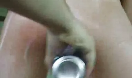 Un hombre invita a su amigo a ayudarlo a videos de xxx veteranas preparar una cena romántica para su esposa, pero cuando vertió aceite de coco en el pollo, comenzó a aplicar aceite de coco en el culo y las parejas se templan en la cocina, se olvidan de cocinar y salchichas grasas y se llenaron su coño