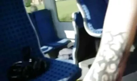 oriental Chica masturbándose off Un hombre Con exuberante Tetas veteranos cojiendo la realización de Un Profundo Mamada