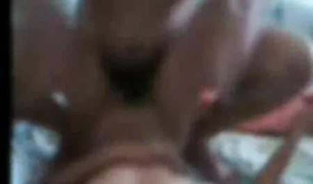 Encantadora mamá se gangbanged como puta sucia tomar dos pollas en el culo veteranas follando con jovencitos al mismo tiempo