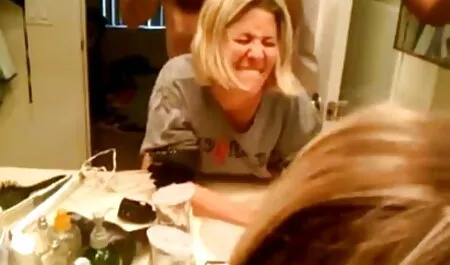 Una chica joven en la cama y acariciando su vagina con los dedos videos xxx de maduras amateur