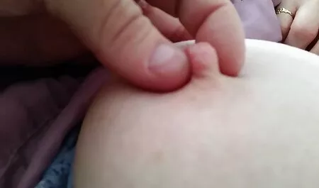 Mi hija ayudó al padrastro de su amada a vestirse y tratar videos xxx veteranas gratis de besarla como un signo de amor