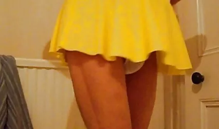 Rubia en cosplay estudiante acariciando un hueco con sus dedos xxx veteranas caseros tratando de hacer