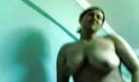 Una joven videos gratis de veteranas follando modelo erótica muestra sus encantos en la cámara, y calmando a su hermana con un consolador