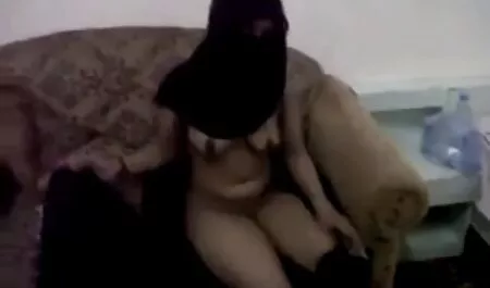 Dos hermosas lesbianas pornos caseras maduras pegar sus coños afeitados y acariciar su