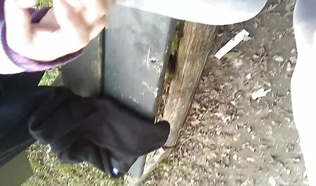 Chica flaca desnuda masturbándose una polla veteranas culiando con sus pies antes de saltar encima con su L.