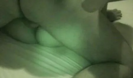 Sexy mucama masturbándose gran polla entre las tetas y en la sala de estar tetonas veteranas