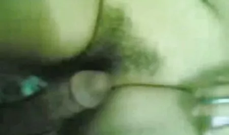 Joven pareja divertida y ver videos porno de veteranas elegante para salir en un sofá