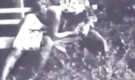 Su sueño es follar más que nunca y encontrar a un hombre que la folla, veteranas culiando metiendo el fuerte de ella a un lado en el culo y después del sexo bombea semen para ella