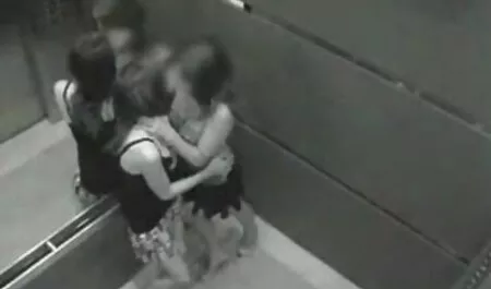 Una jovencita, rubia con pechos naturales tiene sólo veteranas peludas follando para los hombres la forma en que desarrolló el agujero anal de ella de una gran manera y no necesitan juegos previos no es necesario, empezar a poner un pene en ella a la vez, y los perros que han resistido la prueba en este emocionante y agradable los cuatro hombres