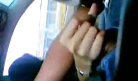 Los chicos muy emocionados por las piernas sexy de su novia y después de acariciar veteranas buenas follando su culo, le rompió el coño, luego fisting suavemente, pollas grandes y después de un fuerte flujo sexual lleno de semen lechoso en su boca.