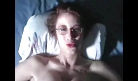 Calvo conocedor de maduro veteranos porno mujer stringing la sexy MILF en su polla