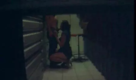 Sexy joven coqueteando salvajemente follando ver videos porno veteranas con un compañero en la cama