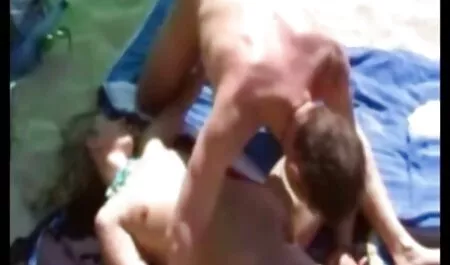 Los jóvenes invitados a beber tazas de té, entonces el mismo chico en la cama se folla videos pornos amateur de maduras al hombre salvaje