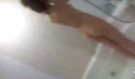 Me pongo lencería hermosa y en veteranas tetonas follando la cama con su amante