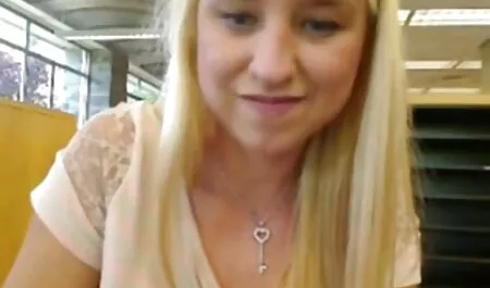 Sentado en el sofá, estrella del porno, grandes tetas en lencería, trozos del hombre que veteranas españolas xxx se pone tan duro como Stone, luego se acuesta con el chico que la folla y la lleva al orgasmo