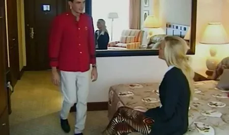 Elite, gran culo, y su amante de ojos azules con arbustos en rojo es profunda y veteranos porno dura follada anal