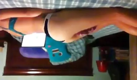 Peludo rubia con veteranas folando grande rubber polla en la sofá