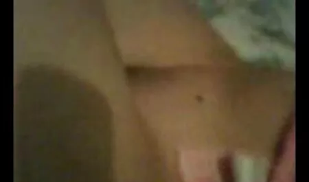 Hermosa belleza veteranos porno adolescente acariciando sus pantimedias desnudo L. y clítoris de cerca en la cámara