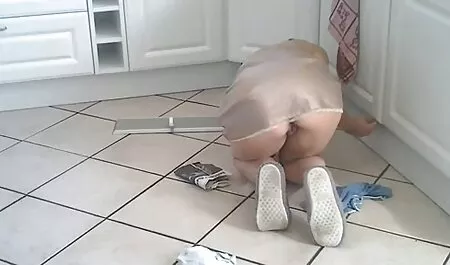 Una casa con tetas pequeñas se masturba tetonas veteranas duro con un juguete