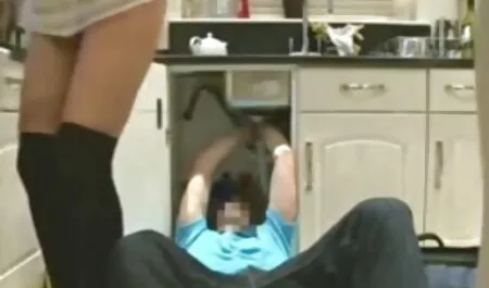 En la casa tranquila y el padre tranquilamente leyendo el periódico y el niño intercambió miradas con su hermano y ella lo dejó ver su coño y él es un grande, enorme, y después de esperar a papá, durmiendo, hicieron el amor apasionadamente veteranas tetonas follando con el final en el