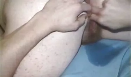 Justo después de su pollo sentado para acariciar el coño anhelando su pene, su suegra había irrumpido en la habitación con su hijo y una extraña petición es enseñarle todos los trucos en la cama que conocía, este gato todavía no tiene polla y ella se había videos sexo con veteranas ofrecido para usted a ella bajo el comentario de la madre y la hija.