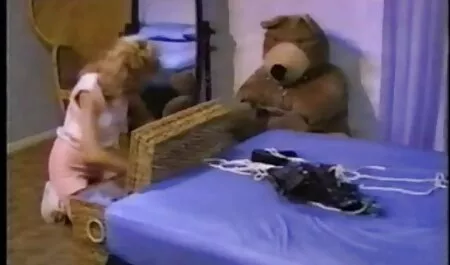 Ella hizo señas al chico de la ventana y él en despegar lindo vestido de ella y bañar tetas jóvenes con besos, entonces perra videosxxx veteranas chupa la erección del pene de él y le hacen cáncer