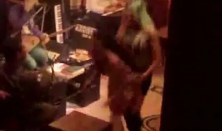 En la habitación para controlar la ira, una puta, de mama, encontrar un chico tímido de pie y cuando se utiliza palos de golpeo en una vieja grabadora, ella pensó que puede a una persona que lidiar con la ira, como un sexo, apasionado y difícil, por lo que lo hizo y una pimienta feliz la había pegado en el coño de un ver videos porno veteranas