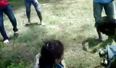 Una hermosa joven se burla mientras se desnuda y se masturba en Skype para su novio y decidió no decirle al camarero veteranas fallando que salga de la habitación