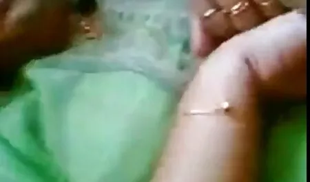 Joven Latina chupa el pene de su amado porno veteranos hijo después de la universidad