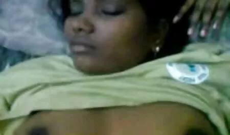Mujer madura coño se hundió profundamente videos gratis de veteranas follando en la cama en un falso