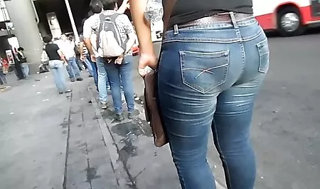 El coño sexo casero con veteranas de una joven morena es hermosa acariciando con un consolador