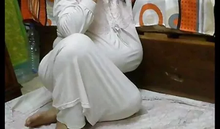 Chica burlándose de su novio con un culo sexy en bragas blancas y sugirió desarrollar anal por ella por un enchufe en un momento posterior ella puede meter grandes pollas en ella y follar ver videos porno veteranas duro
