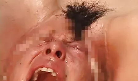 Un servicio atento persona ayudar a un cliente rico, y se calienta frotando la espalda con protector solar y tocar accidentalmente el pecho de su veteranas xxx gratis madre-en-ley lo sacó hacia atrás y chupar una gorda gorda, entonces él la llevó a un orgasmo encantador