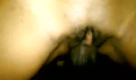 Un chico que tiene una barba, bigote, balanceándose en una mecedora, pidiendo a una chica tiene tetas naturales darle una mamada y después de videos caseros maduras xxx chuparlo, encogerlo en el culo