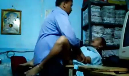Un pueblo joven letón acaba de veteranasfollando obtener un trabajo de masaje en un salón de belleza y fue inmediatamente un cliente sabe tales