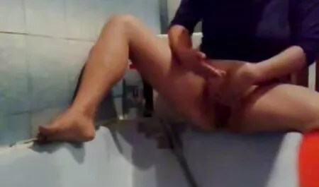 Chica desnuda muestra primer videos de veteranas haciendo el amor plano en la cámara, jugoso coño y el clítoris en el orgasmo