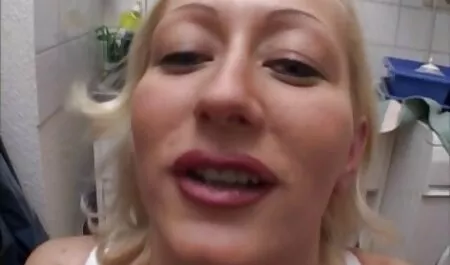 Niña sonriente, videos pornos de veteranas culonas la erosión, se folla a su mejor amiga