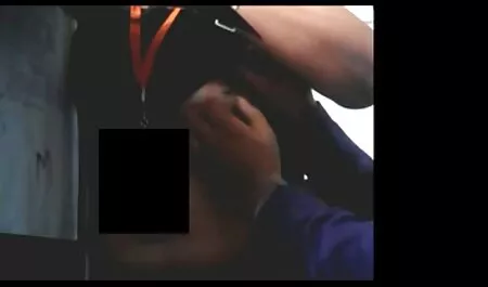 Una chica hace una tira y pone un veteranasfollando vibrador en su coño