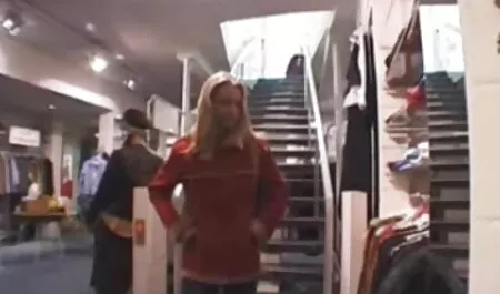 Una joven pareja invita a un chico videos gratis de veteranas desde el lado y organiza un grupo de mierda con él