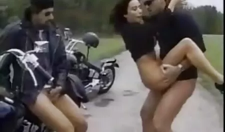 Ella no deja que su amiga ha terminado de leer el libro y suavemente desnudarse para él las sugerencias están haciendo el amor apasionado y veteranos porno caliente en este momento