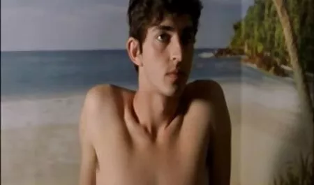 Un psicópata videos de veteranas follando sexy la molestó llamando y respirando en su teléfono y ella compartió esto con su novio y la dejó calmarse, el chico la folló suavemente en el escritorio en el estado descuidado