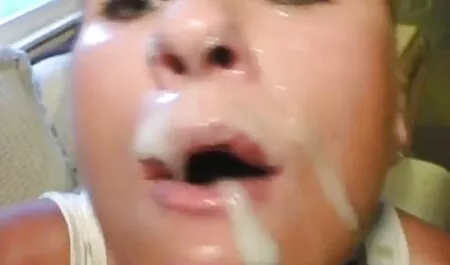 Después de lamer el coño hinchado debido a la emoción, el chico ver videos de porno de veteranas se enchufa la polla, su poderosa en ella y áspera follada