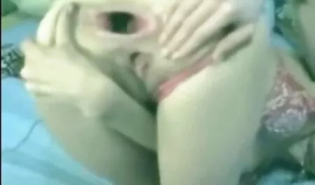 Lindo y joven nerd chica en gafas tratar de un gran pie macho polla con su apretado L. por veteranos follando primera vez