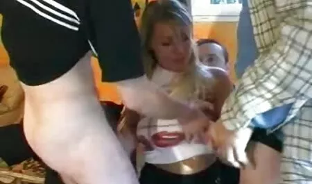 Una mujer madura de más ver veteranas follando de 50 folla con un joven fuerte que toma una gran polla en su L.