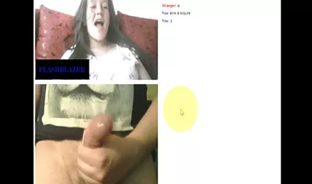 Una joven modelo porno hábilmente sexo con veteranas casero inserta un vibrador en su coño y culo