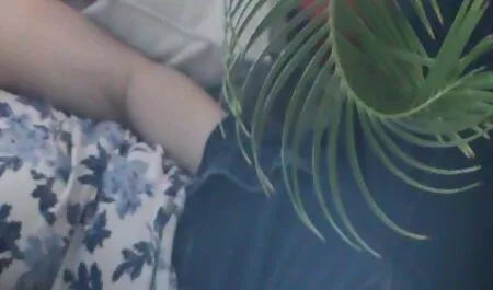 A los chicos les encanta veteranas folando oler las bragas de mamá y obtenerlas como un regalo antes de la universidad