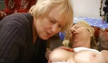 Irritado muñeca áspero masturbándose apagado la bonito coño con la vibración masaje veteranas cogiendo máquina