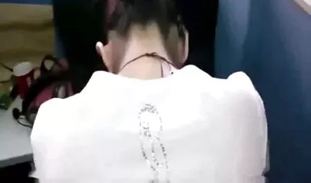 Mayores rubia Manitas masturbándose y xxx veteranas amateur chupando la polla de su hijo para cum