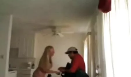 Una mujer culo con sexo casero veteranas grandes tetas, sólo su vestido rojo en el cuarto de baño